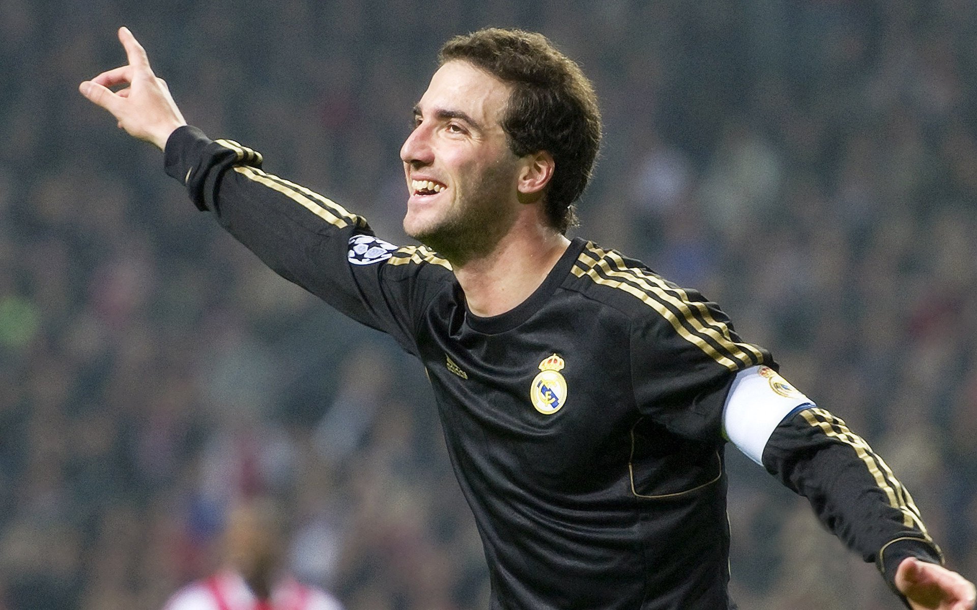 IM体育注册链接-橙衣风暴席卷巴黎，荷兰强势攻克法国，英超争冠悬念再添欧洲变数